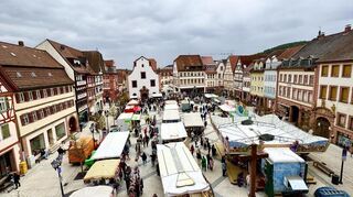 Ein Blick vom Rathaus auf den Krämermarkt und den kleinen Rummelplatz.