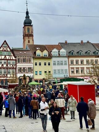 Mangels Sonnenschein warm eingepackt bevölkerten die Menschen die Innenstadt.