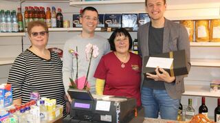 Großer Bahnhof am letzten Öffnungstag: Simone Strenkert, Bernhard Offner und Benjamin Czernin bedauerten aufrichtig die Schließung, wünschten aber Annemarie Schmid (Zweite von rechts) alles Gute für die neue Lebensphase.