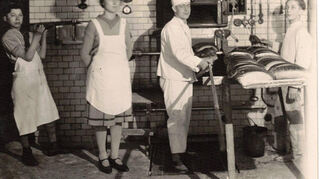 Blick in die Geschichte: Bäckermeister Alfred Hornung vor seinem Backofen.