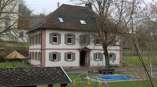 Das evangelische Gemeindehaus mit Kindergarten Uiffingen steht auch auf der Liste der roten Gebäude.