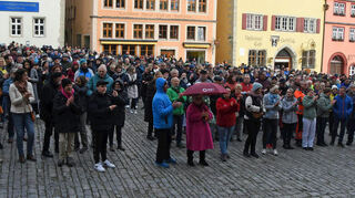 Rund 1000 Menschen demonstrierten am Sonntag auf dem Rothenburger Marktplatz für den Erhalt der Rothenburger Klinik in ihrer jetzigen Form.