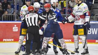Gesprächsbedarf: Zwischen den Adlern Mannheim (blau, v.l. Marc Michaelis und Matthias Plachta) und den Eisbären Berlin wird es nicht nur sportlich heiß hergehen.