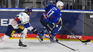 Kampf um den Puck: Mannheims Kristian Reichel (rechts) wird von Berlins Torjäger Liam Kirk verfolgt.