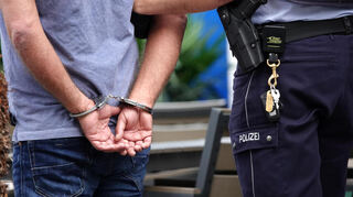 Weil er Polizisten mit einem Kugelschreiber angriff, wurde in Sommerhausen ein 65-jähriger Hotelgast festgenommen. Wie sich herausstellte, lag gegen den aggressiven Mann bereits ein Haftbefehl vor. (Symbolbild)