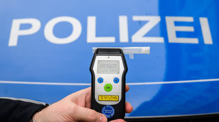 Ein 41-Jähriger war einer Polizeistreife am frühen Samstagmorgen in Niederstetten aufgefallen, weil er unsicher fuhr. Ein Atemtest gab 1,6 Promille an.
