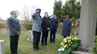 Bei der Gedenkfeier zur Zerstörung Nassigs am Ende des Zweiten Weltkrieg 1945 legten Ortsvorsteher Axel Kempf, OB-Stellvertreterin Martina Wenzel sowie Vertreter der Reservistenortskameradschaft Nassig einen Kranz nieder.