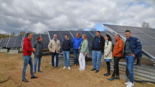 Die Mitglieder des Zweckverbands Wasserversorgung Mittlere Tauber (WVMT) ließen sich von Geschäftsführer Klaus Seidenspinner (links) die neugebaute Freiflächen-PV-Anlage am Wasserwerk Dittigheim erläutern.
