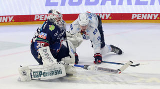 Adler-Verteidiger Leon Gawanke (rechts) will Berlins Torhüter Jake Hildebrand im zweiten Halbfinalspiel am Freitag mehr unter Druck setzen.