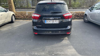 Falschparker in Buchen: Dieses Auto steht auf der Linie zwischen zwei Parkplätzen.