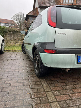 Auch hier steht das Vorderrad deutlich über der Linie des eigenen Parkplatzes.