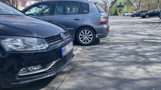 Dieses Auto hätte weiter in den Parkplatz hineinfahren müssen.