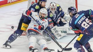 Adler-Angreifer Luke Esposito (weißes Trikot) zieht energisch zum Tor. Solche Aktionen brauchen die Mannheimer im zweiten Halbfinalspiel gegen Berlin häufiger.