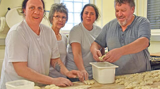 Ein eingespieltes Team in der Backstube (von links): Silke Egles, Andrea Richter, Steffi Schiefermeyer-Egles und Ruthard Achstetter.