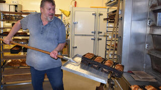 Die Temperatur seines Ofens hat Bäckermeister Ruthard Achstetter immer im Blick.