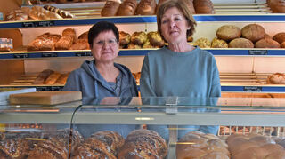 Waltraud Achstetter (rechts) und ihre Schwester Edith Fischer sind die guten Seelen im Ladengeschöft.