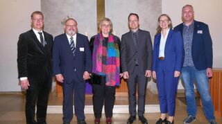 Dekanwahl in Buchen (von links): Stellvertretender Dekan Philipp Tecklenburg, Karl Kreß (Vorsitzender der Bezirkssynode), Landesbischöfin Professor Dr. Heike Springhart, der neu gewählte Dekan Ingolf Stromberger, Prälatin Heide Reinhard und Jens Schwingel (Kirchengemeinderatsvorsitzender der Gemeinde Buchen).