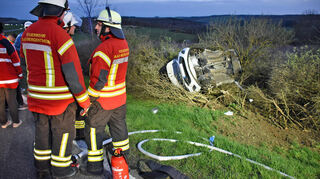Ein Wagen überschlug sich und kam in der Böschung zum Liegen.
