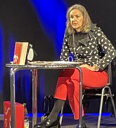 Lisa Graf las im Tauberbischofsheimer Engelsaal.