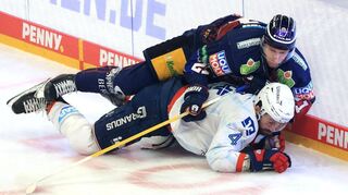 Am Boden: Die Adler Mannheim, hier Nick Cicek (unten), stießen in Berlin an ihre Grenzen. Mit der 1:5-Niederlage sind die Adler nur noch eine Niederlage vom Saison-Aus entfernt.