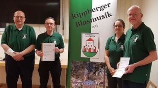 Für Ihre langjährig geleistete Arbeit im Vorstand der Rippberger Blasmusik wurden Reiner Götzinger (rechts) und Karlheinz Kern von Andrea Seber und Stefan Schell geehrt.