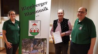 Für seine langjährige Dirigententätigkeit wurde Klaus Hammer von Andrea Seber und Stefan Schell geehrt.