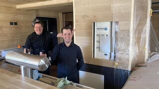 Boris und Lukas Gauer (von links) haben die frühere „Kleine Kneipe“ renovieren lassen. Am Mittwoch öffnet die neue „Löwenschenke“ zu einem sogenannten „Soft-Opening“. Die offizielle Eröffnung ist am Freitag.