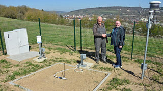 Die Wetterstation steht auf dem Eisenberg, neben dem Wasserwerk, direkt an der Kaiserstraße. Rene Griebel vom Deutschen Wetterdienst (rechts) freut sich über die Unterstützung von Landwirt Bernd Rüdenauer.