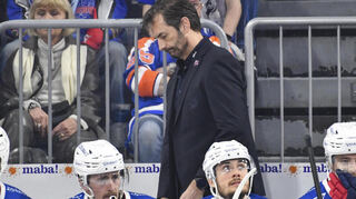 Das wars: Für Cheftrainer Dallas Eakins (hinten) und seine Spieler ist die Saison vorbei.