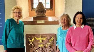 Irmgard Michel, Kerstin Haug-Zademack und Claudia Hasel (von links) vor dem neuen Schatz des Museums - dem Steinbild, das einst das Rincker-Haus zierte.