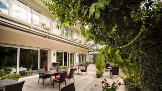Bei schönem Wetter lädt die Terrasse zum Genießen im Freien ein.