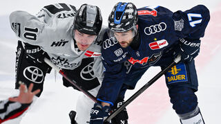 Justin Schütz (links, hier im Zweikampf mit dem Ingolstädter Abbott Girduckis) wechselt nach der Saison von den Kölner Haien zu den Adlern Mannheim.