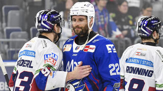 Ennttäuscht: Mannheims Matthias Plachta (M.) wird nach der entscheidenden 2:6-Niederlage gegen Berlin von Eisbären-Stürmer Leo Pföderl getröstet.
