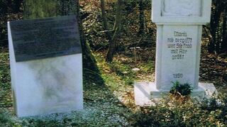 An der Nord-West-Ecke des Gemeindewaldes Stöckig traf Pfarrer Magnani auf den Batteriechef der US-Armee, verhandeltemit ihm, bat um Verschonung der Gemeinde und bot sein Leben dafür an, dass beim Einmarsch der Amerikaner alles friedlichverläuft. Durch diese Heldentat hat Pfarrer Magnani viel Unheil von der Gemeinde abgewendet. An dieses Ereignis erinnernder Marienbildstock sowie die Gedenktafel, die der Heimatverein dort erstellte.