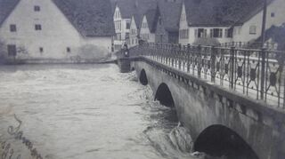 Die Postkarte aus dem Jahr 1920 zeigt die „alte“ Creglinger Tauberbrücke mit ihrem mächtigen schmiedeeisernen Geländer.