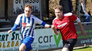 Die Kickers DHK Wertheim (hier im blau-weiß-gestreiften Trikot) sind auf ihrem Weg zurück in die Kreisliga nur sehr schwer aufzuhalten.