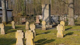 Die Kriegsgräber in Messelhausen erinnern an die Geschehnisse im Zweiten Weltkrieg und das Leid, das die Kämpfe verursachten.