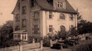 Zahlreiche Häuser und Wohnungen in der Stadt wurden von den US-Truppen als Unterkünfte beschlagnahmt - hier ein Haus in der Wellenbergstraße, mit zwei amerikanischen Jeeps davor.