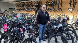 Rainer Kreis, Geschäftsführer von „Zweirad Kreis“ in Walldürn verrät, worauf es alles beim E-Bike-Kauf ankommt.