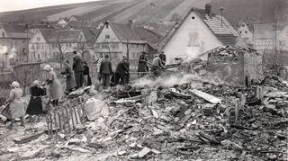 18 Häuser brannten am Karfreitag 1945 in Königheim nieder, es gab mehrere Todesopfer zu beklagen. 25 Familien wurden obdachlos. Entlang des Brehmbachs zeigte sich ein Trümmerfeld.