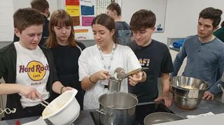 24 Schülerinnen und Schüler aus drei Nationalitäten arbeiteten in Bad Mergentheim eine Woche lang zusammen daran, sechs verschiedene virtuelle Escape Rooms zu programmieren. Zahlreiche Aktivitäten wie etwa ein gemeinsamer Kochkurs förderten das kulturelle Verständnis.