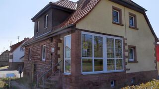Schmuck sieht es aus, das Rathaus Waldhausen. Dennoch soll es abgerissen werden, weil sich eine Sanierung nicht lohnt.