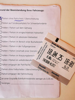 In der Theodor-Klotzbücher-Straße gibt es eine Verwarnung, wenn man ohne Parkschein parkt. Der Automat macht für 0 Euro zwei Stunden kostenfreies Parken möglich.