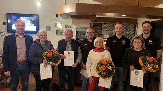 Verdiente Mitglieder wurden am Freitag bei der Jahreshauptversammlung des TC Hardheim geehrt. Das Bild zeigt sie zusammen mit Bürgermeister Stefan Grimm (links) und dem Vorsitzenden Julian Großkinsky (Dritter von rechts) und dessen Stellvertreter Timo Schreiner (rechts).