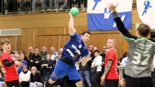 Gegen die Handball Wölfe aus Plankstadt (hier in Rot/Archivbild) kassierten die Oberliga-Handballer des TV Hardheim auswärts eine 29:35-Niederlage.