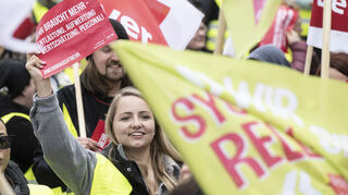 Mehrere tausend Menschen beteiligen sich an Protestmärschen der Gewerkschaft Verdi für eine Tariferhöhung im Öffentlichen Dienst. Inzwischen gibt es eine Tarifeinigung.
