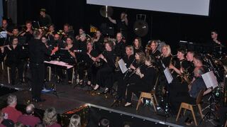 Die Musikkapelle mit Dirigent Thomas Mohr beim Konzert in der Grünsfelder Stadthalle.