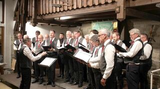 Unter der Leitung von Nikolai Metzger begeisterte der Männergesangverein Laudenbach durch hochpräzisen und fein akzentuierten Gesang.