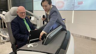 Baden-Württembergs Verkehrsminister Winfried Hermann (Grüne) informiert sich beim Automobilzulieferer Hyundai Mobis in Seoul über die neuesten Fahrassistenzsysteme.