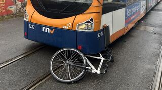 Ein Unfall zwischen einer Straßenbahn und einem Fahrrad in Heidelberg.